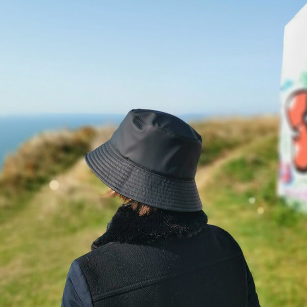 Chapeau de pluie, la tête au sec les mains libres