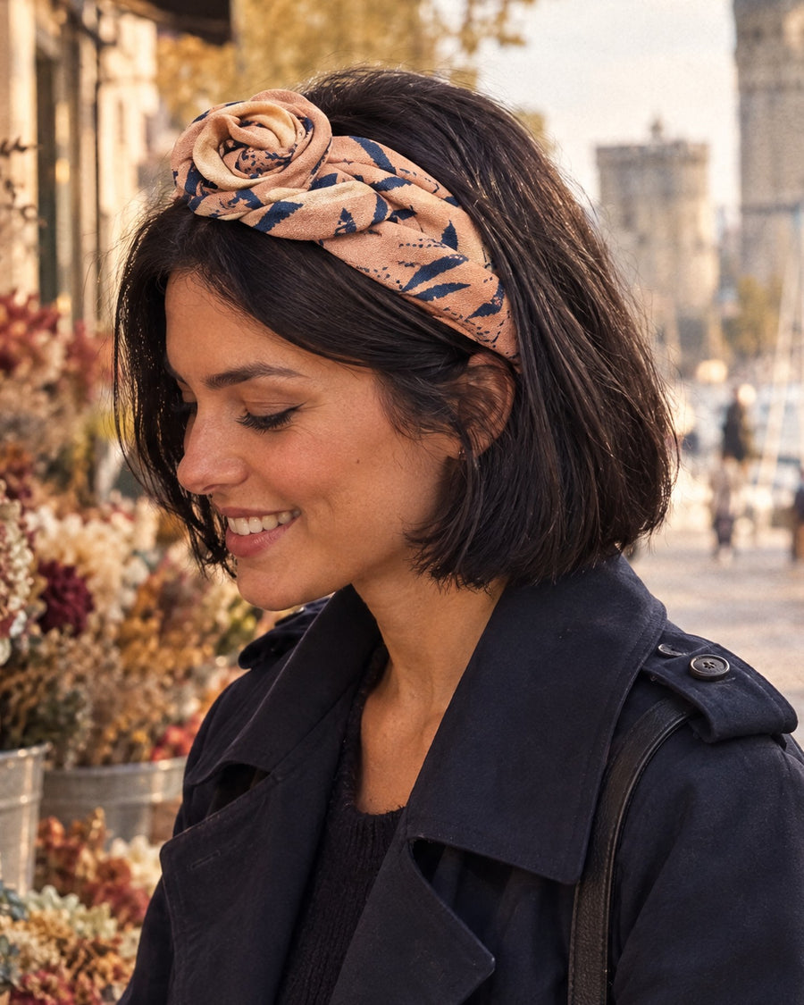 Bandeau rigide – Feuille bleue porté