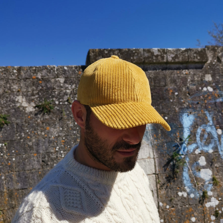 Casquette velours côtelé safran, fabriquée à la main en Europe