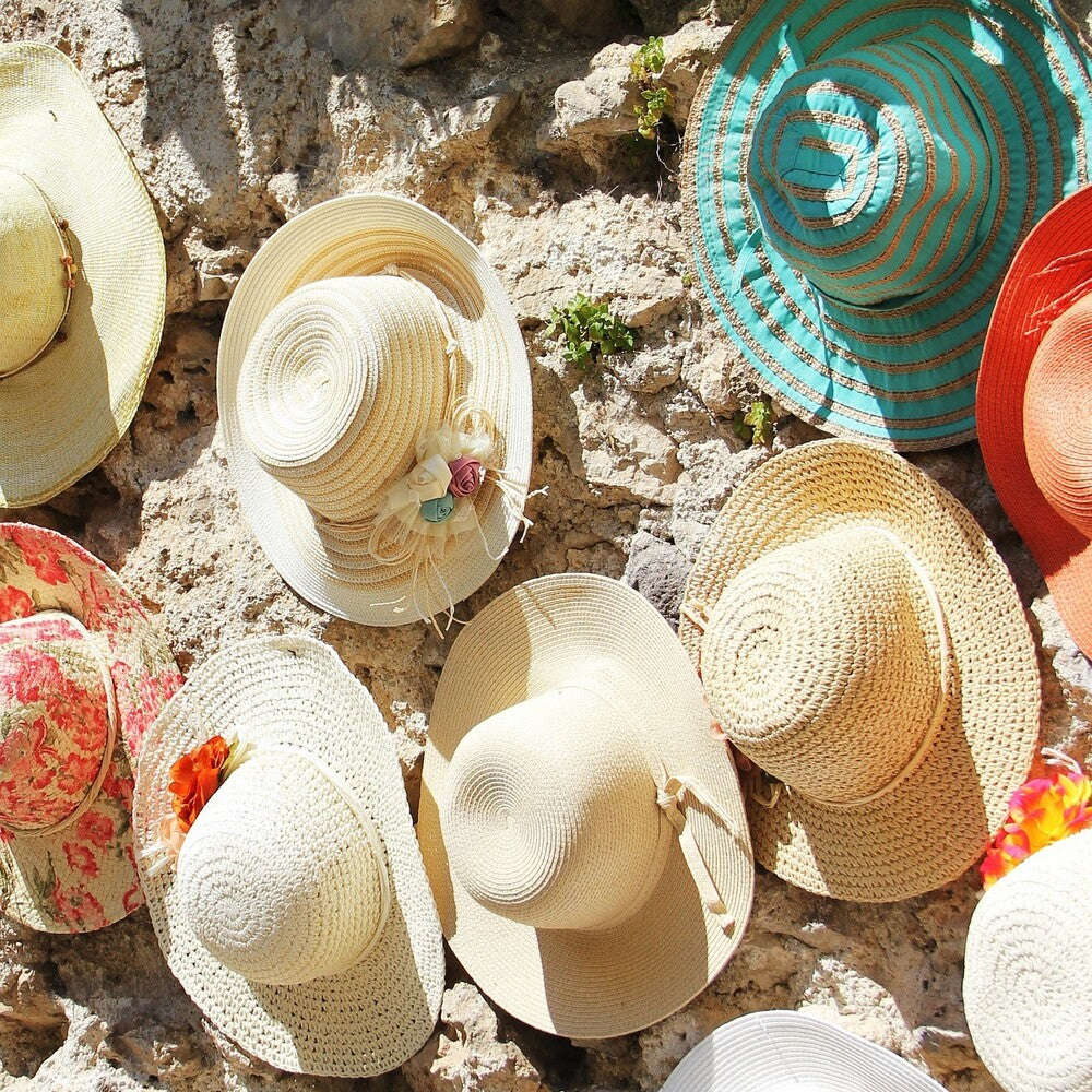 Comment porter un chapeau en raphia avec style ?