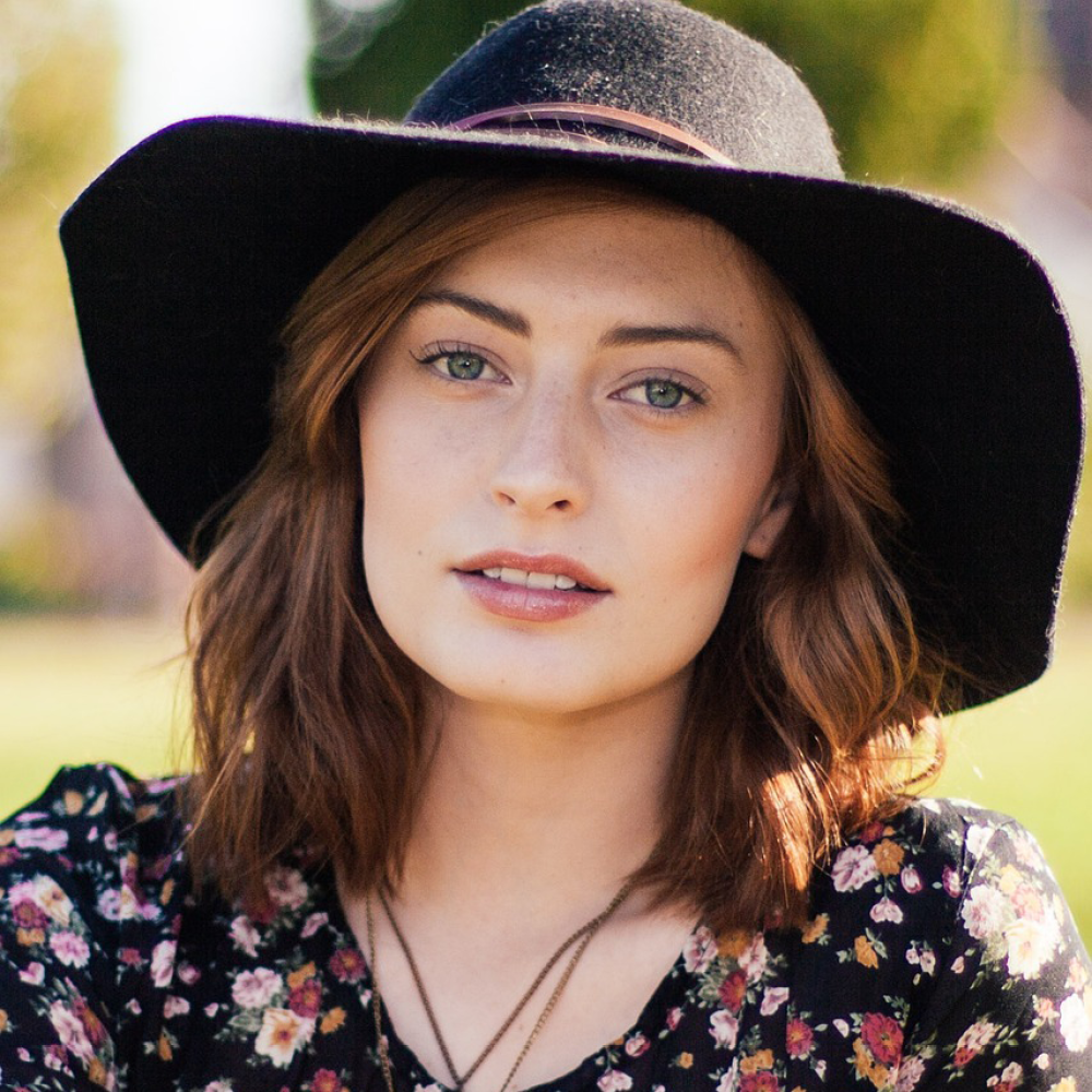 Les bobs pour femme : l’accessoire des années 90 fait son grand retour