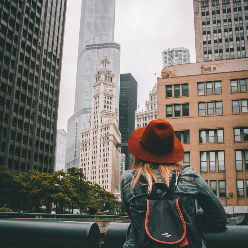 Comment choisir le chapeau idéal pour vos voyages : Comparaison entre casquette, bob, béret...