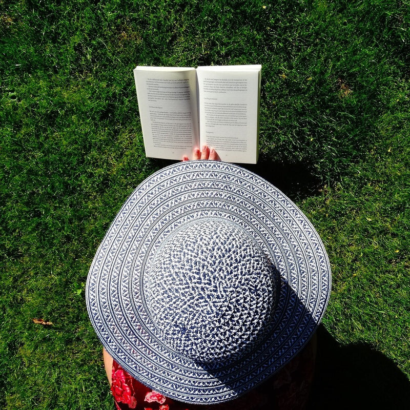 Pourquoi porter un chapeau en été : Les raisons pratiques et esthétiques