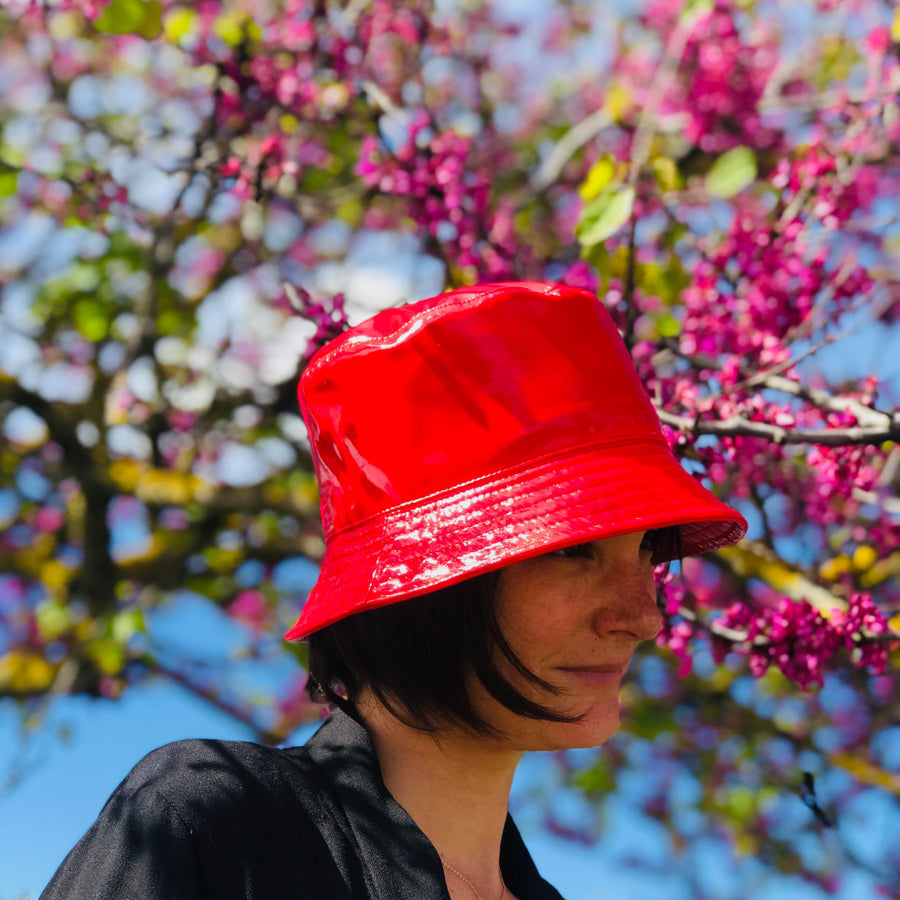 Chapeau de pluie, la tête au sec les mains libres