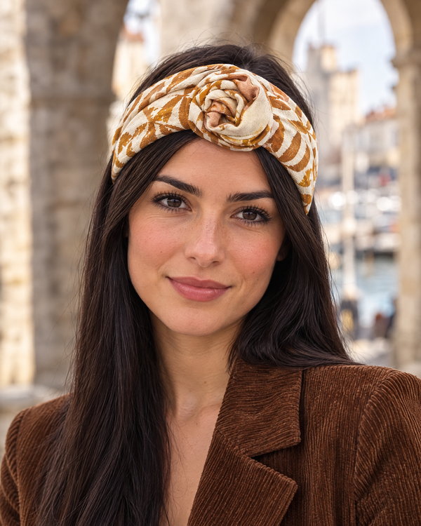 Bandeau rigide – Feuille ocre porté