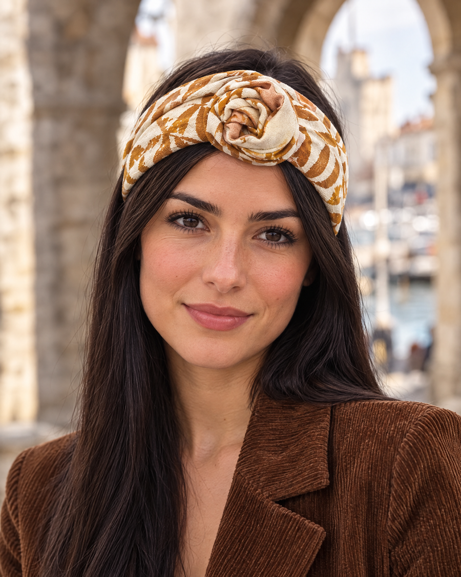 Bandeau rigide – Feuille ocre porté