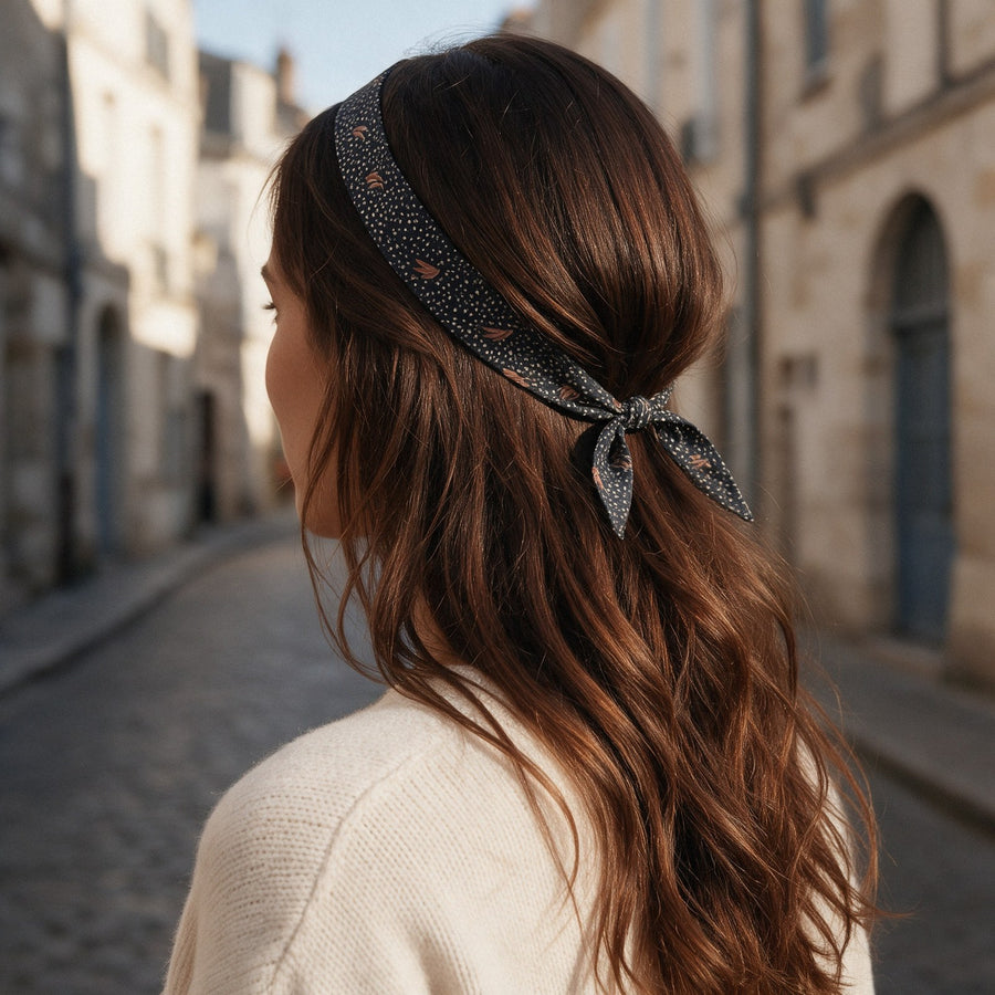 Bandeau fin bleu nuit porté