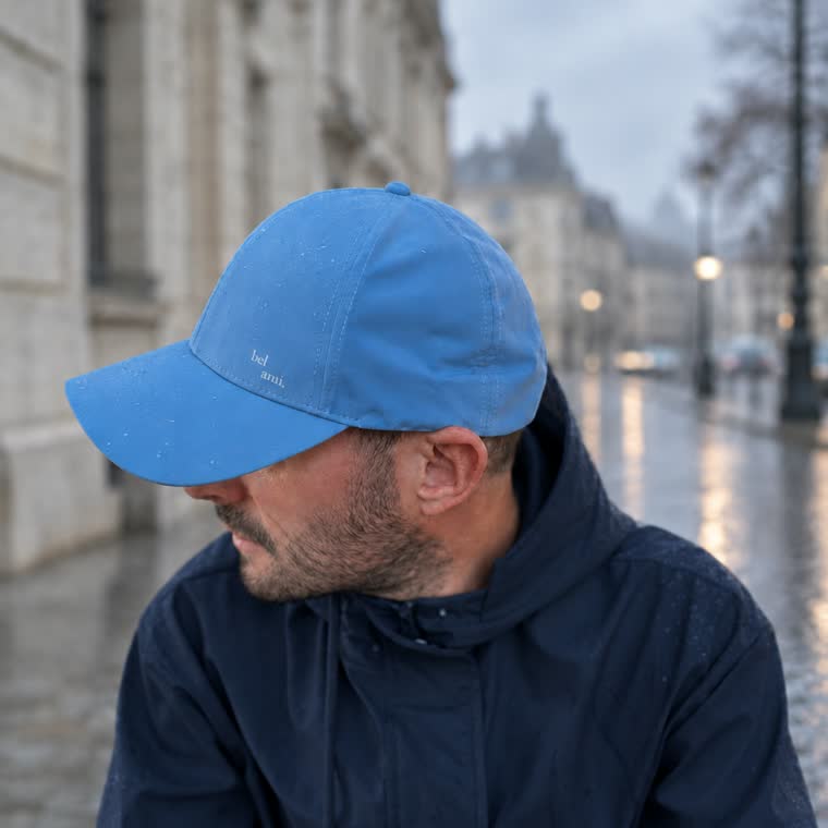 Casquette imperméable bleu clair portée en ville sous la pluie